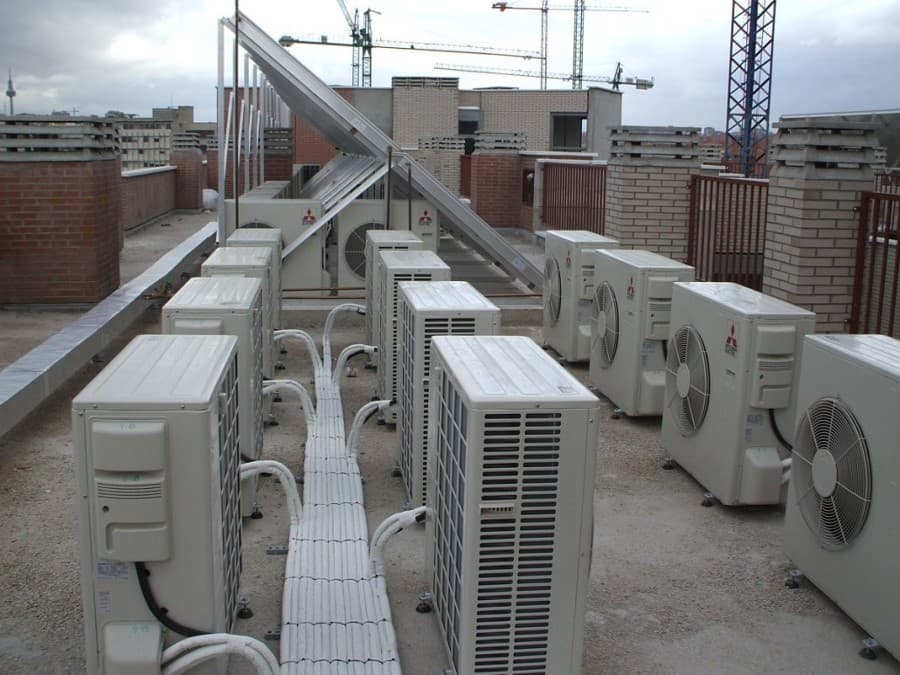 Unidades exteriores de aire acondicionado instaladas en la cubierta de un edificio